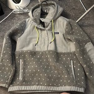 Patagonia Pull Over, large, Multi-gray colors with white polka dots